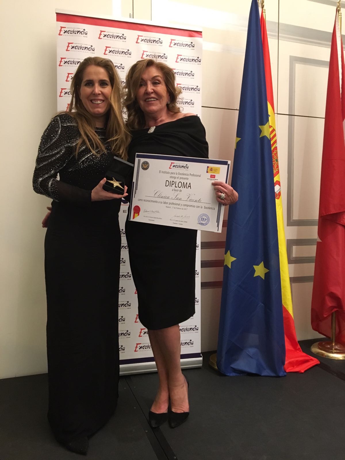 Clinica San Vicente recogiendo el Premio Estrella de Oro para la Excelencia Profesional