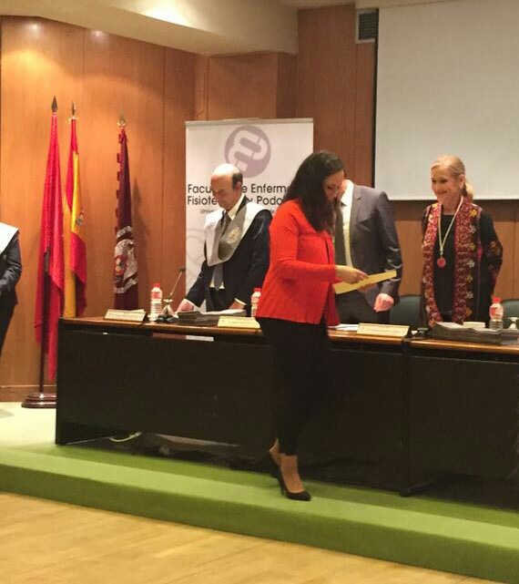 Cristina Cifuentes entrega reconocimiento a Clinica San Vicente