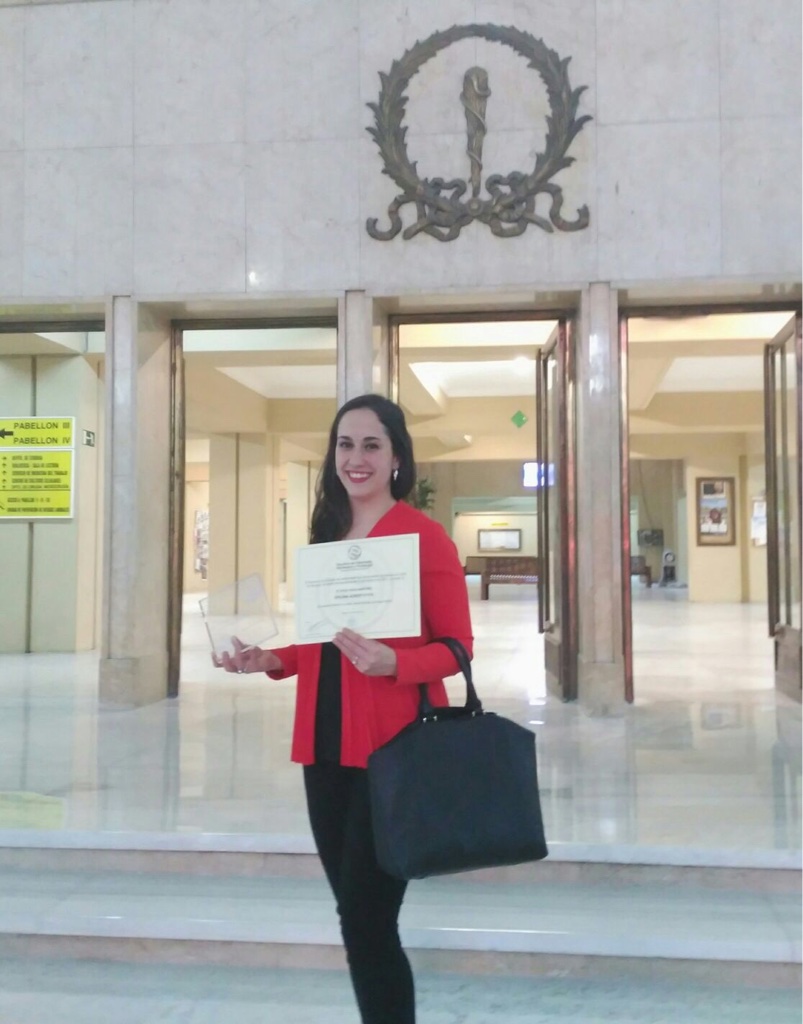 Lucia Vacas en la Universidad Complutense reconocimiento formación de alumnos