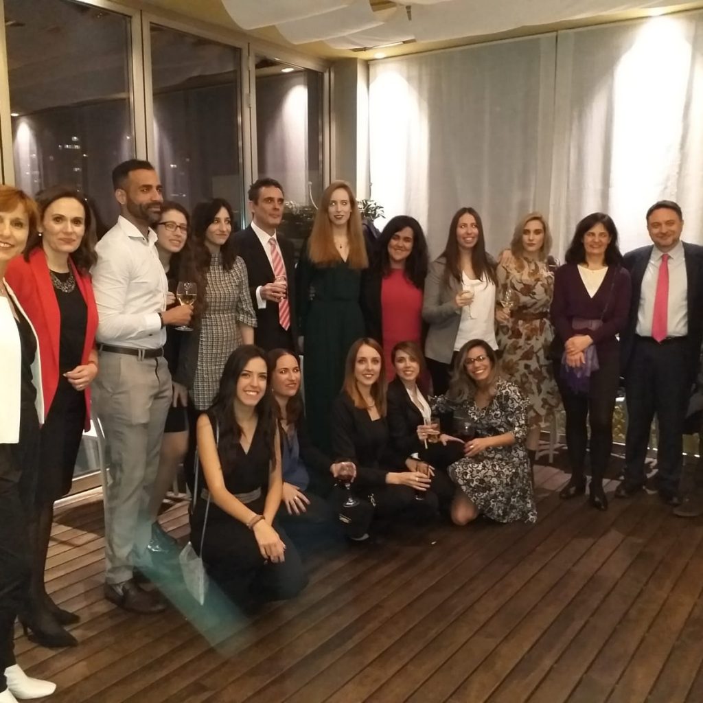 Alumnos y docentes disfrutando del cocktail del Acto de Clausura. de Másteres de la Clínica San Vicente